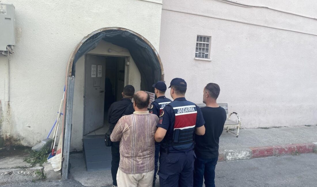 Sahte evrakla milyonluk vurgun girişimine suçüstü baskın: 4 tutuklama Mersin‘de jandarma ekipleri piyasa değeri yaklaşık 200 milyon TL olan