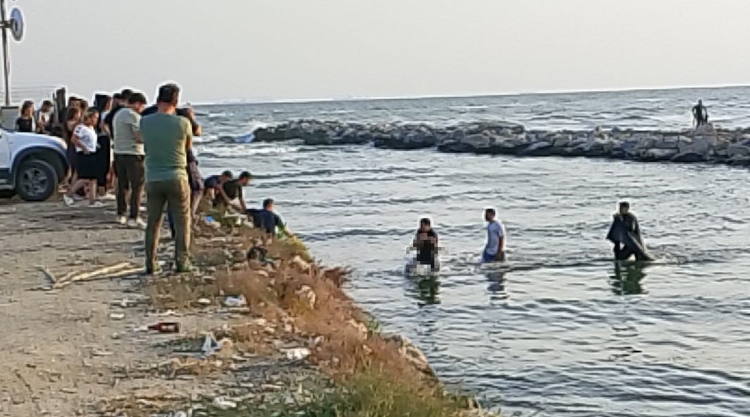 Denizde kaybolan çocuk bulundu, kaldırıldığı hastanede hayatını kaybetti Mersin‘de ailesiyle gittiği sahilde denize giren 7 yaşındaki çocuk, suda