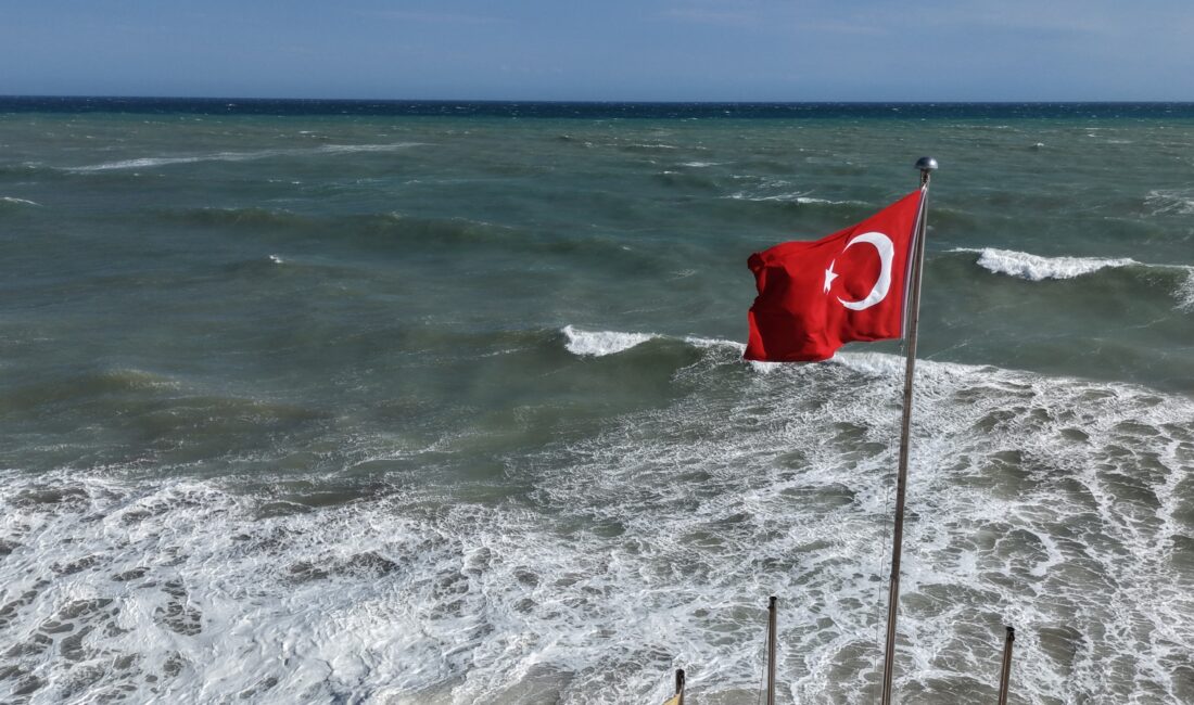 Dalgalar kıyıları dövdü Mersin’de etkili olan kuvvetli rüzgarda dalgalar adeta kıyıları dövdü. Meteoroloji’nin