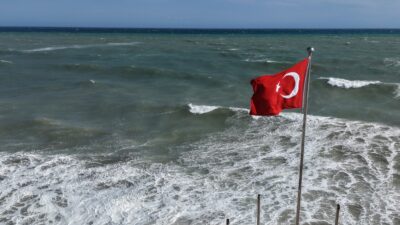 Dalgalar kıyıları dövdü Mersin’de etkili olan kuvvetli rüzgarda dalgalar adeta kıyıları dövdü. Meteoroloji’nin
