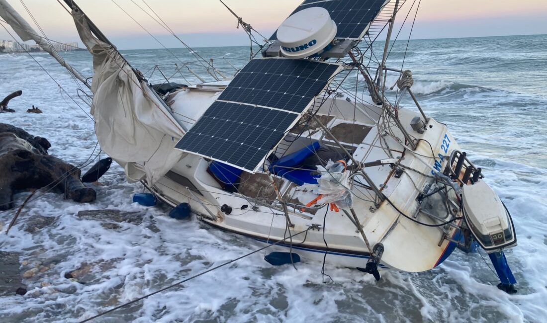 Fırtınada tekne kıyıya vurdu Mersin’in Erdemli ilçesinde fırtınada yelkenli bir tekne kıyıya vurdu. Meteorolojinin