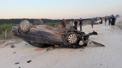 Mersin’in Tarsus ilçesinde trafiğe kapalı stabilize yolda takla atan otomobildeki