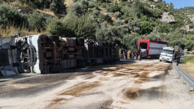 Mersin’in Silifke ilçesinde tırın devrilmesi sonucu sürücü yaralanırken, çok sayıda