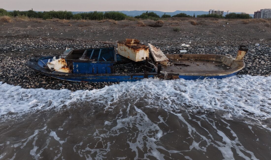 Mersin‘de fırtınada batık olduğu değerlendirilen yaklaşık 10 metrelik eski bir