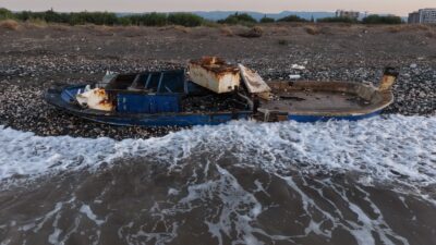 Mersin‘de fırtınada batık olduğu değerlendirilen yaklaşık 10 metrelik eski bir