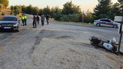 Mersin’in Mut ilçesinde motosiklet otomobile arkadan çarptı 2 kişi yaralandı.