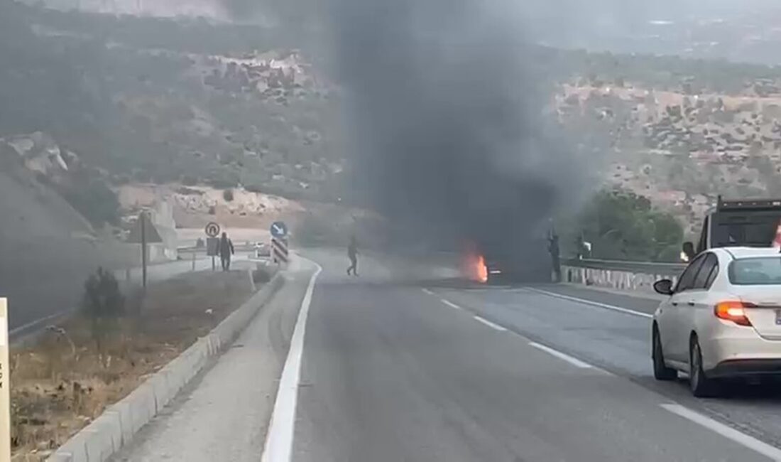 Mersin’in Mut ilçesinde farklı noktalarda vinç ile minibüste çıkan yangın