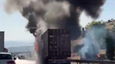 Mersin‘in Tarsus ilçesinde seyir halindeki çikolata yüklü tırda yangın çıktı.
