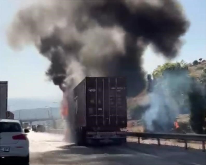 Mersin’de 24 ton çikolata yüklü tır yandı Mersin‘in Tarsus ilçesinde seyir halindeki çikolata yüklü tırda yangın çıktı.