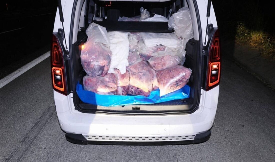 Mersin’de 877 kilogram kaçak sakatat ele geçirildi Mersin‘de jandarma ekiplerince gerçekleştirilen yol kontrolünde, irsaliyesiz, veteriner sağlık raporu