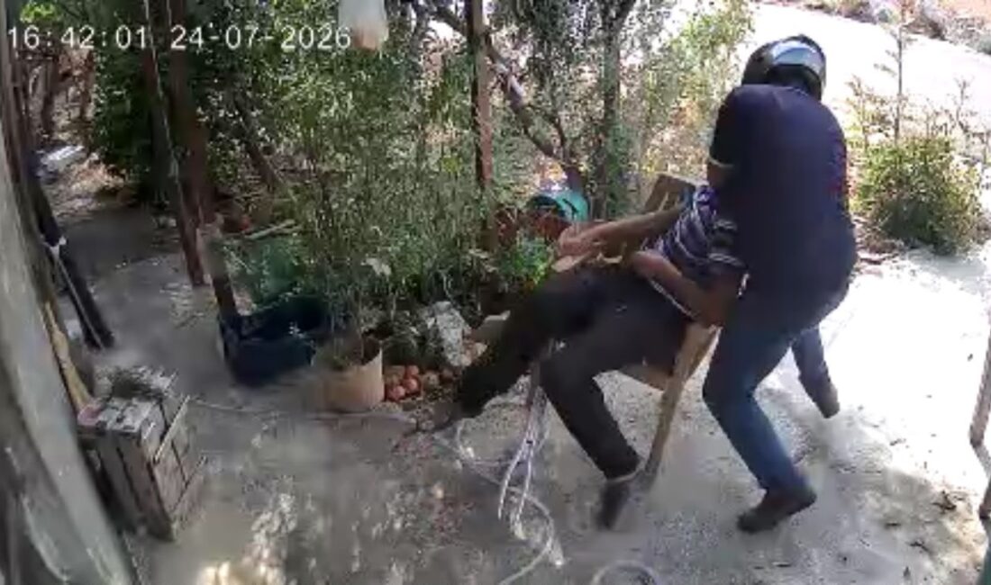 Mersin’de 80 yaşındaki adam, evinin bahçesinde oturduğu sırada kasklı ve