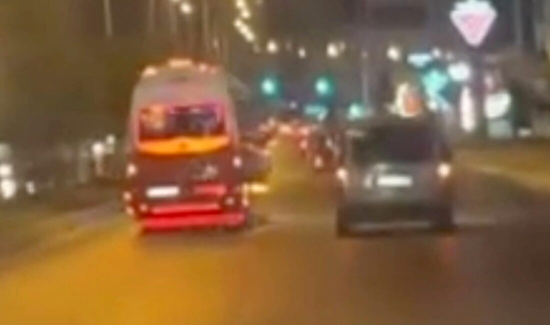 Mersin’de makas atan minibüsçü kameraya yakalandı, 90 bin TL ceza yedi Mersin’de makas atarak trafiği tehlikeye düşüren minibüsçü kameraya yakalandı 90