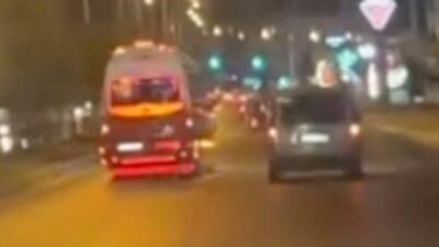 Mersin’de makas atan minibüsçü kameraya yakalandı, 90 bin TL ceza yedi Mersin’de makas atarak trafiği tehlikeye düşüren minibüsçü kameraya yakalandı 90