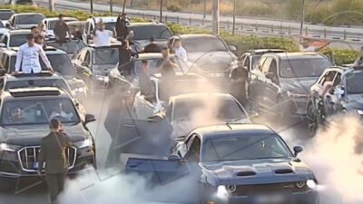 Mersin’de düğün konvoyunda yolu kapatan 7 sürücüye 695 bin 862 lira ceza Mersin‘de düğün konvoyu sırasında yolu kapatarak trafiği aksatan ve trafik