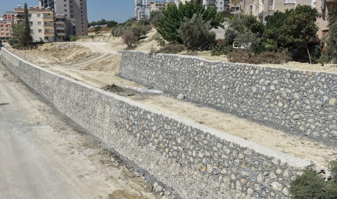 Tarsus’ta riskli bölgeye 240 metrelik istinat duvarı yapıldı arsus Belediyesi, Şehitler Tepesi Mahallesi’nde muhtemel toprak kaymalarına karşı 240