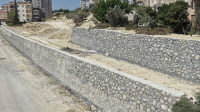 Tarsus’ta riskli bölgeye 240 metrelik istinat duvarı yapıldı arsus Belediyesi, Şehitler Tepesi Mahallesi’nde muhtemel toprak kaymalarına karşı 240