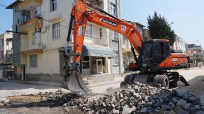 Tarsus’ta 17 sokak 10 bin ton sıcak asfaltla yenilendi Tarsus Belediyesi, Mithatpaşa Mahallesi’nde 17 sokakta yürüttüğü sıcak asfalt çalışmaları