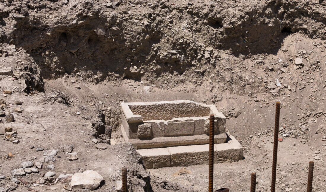 Mersin’de sağlık ocağı inşaatı çevre düzenlemesinde lahit çıktı Mersin’in Mut ilçesinde, yapımı devam eden İlçe Sağlık Müdürlüğü Hizmet