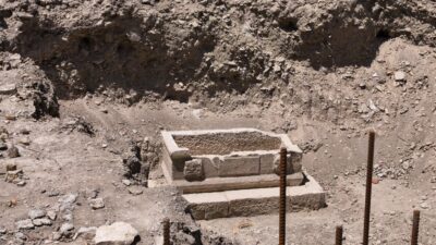 Mersin’de sağlık ocağı inşaatı çevre düzenlemesinde lahit çıktı Mersin’in Mut ilçesinde, yapımı devam eden İlçe Sağlık Müdürlüğü Hizmet