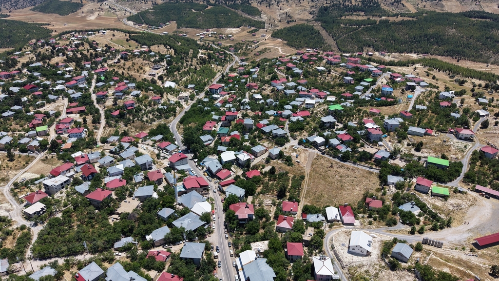 Mersin’in Anamur ilçesinde yaz mevsimiyle birlikte vatandaşların yaylalara göç etmesi