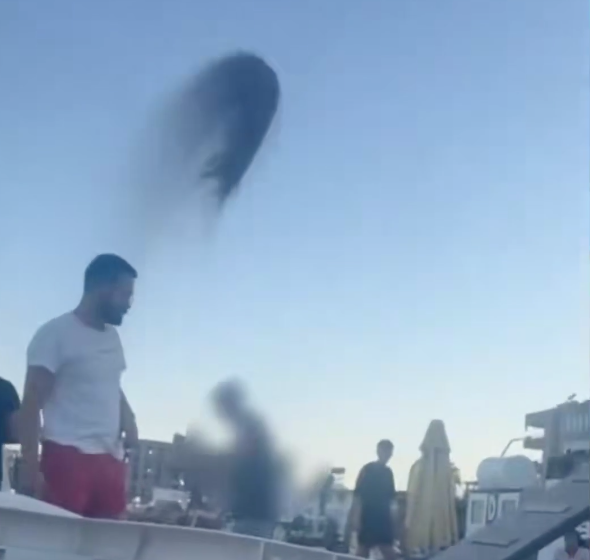 Mersin’de halk plajında gerginlik yaşandıç Şezlong işletmesi çalışanı vatandaşların üzerine
