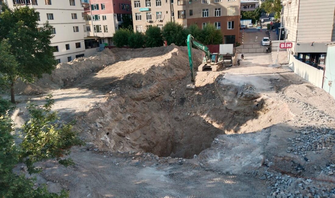 GÜLNAR’DA DERE ISLAHI SÜRÜYOR: ÇÖKEN ALAN KAPATILIYOR Gülnar’da geçtiğimiz kış yaşanan sel felaketinin ardından pazar yerinin bulunduğu