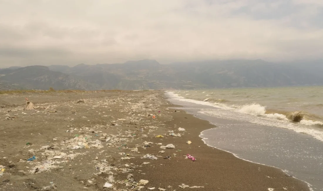 ALANYA DA İTHAL ATIK KİRLİLİĞİNDEN ŞİKAYETÇİ Mersin ve Adana’daki atık tesisleri tartışmanın odağında. Atıklar Alanya sahiline