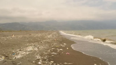 ALANYA DA İTHAL ATIK KİRLİLİĞİNDEN ŞİKAYETÇİ Mersin ve Adana’daki atık tesisleri tartışmanın odağında. Atıklar Alanya sahiline