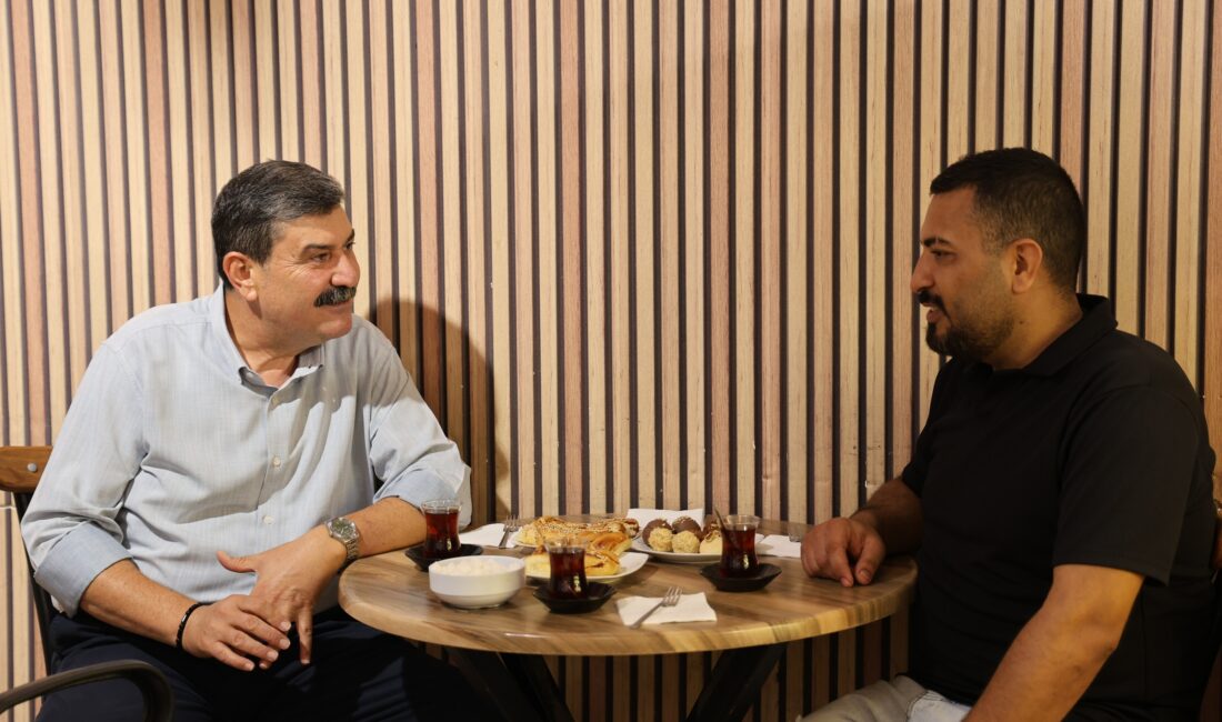 Toroslar Belediye Başkanı Abdurrahman Yıldız, her sabah ilçenin farklı noktalarında