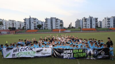 TOROSLAR’DA FUTBOL OKULU KAPILARINI AÇTI Toroslar Belediyesi, çocukların yaz tatilini sporla değerlendirmesi ve geleceğin sporcularını