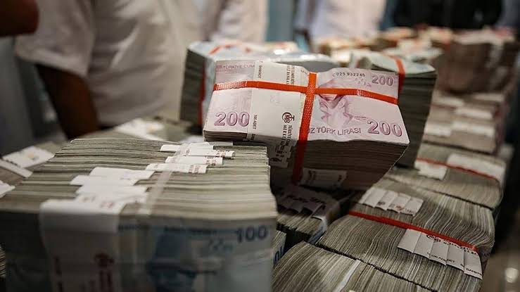 VERGİLERİN YÜZDE 20’Sİ FAİZE GİDİYOR Araştırmacı yazar Abdullah Ayan, 2026 yılına ilişkin dikkat çeken faiz verilerini