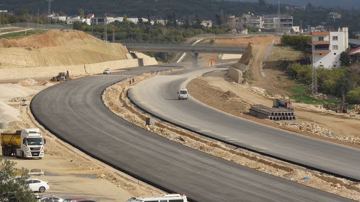 Karayolları Genel Müdürlüğü, yol durumu bülteninde Mersin-Çeşmeli Otoyolu’nda süren çalışmalar
