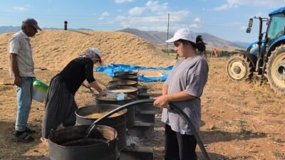 Üniversite eğitimi için şehir dışında öğrenim gören Ayşenur ve Semanur
