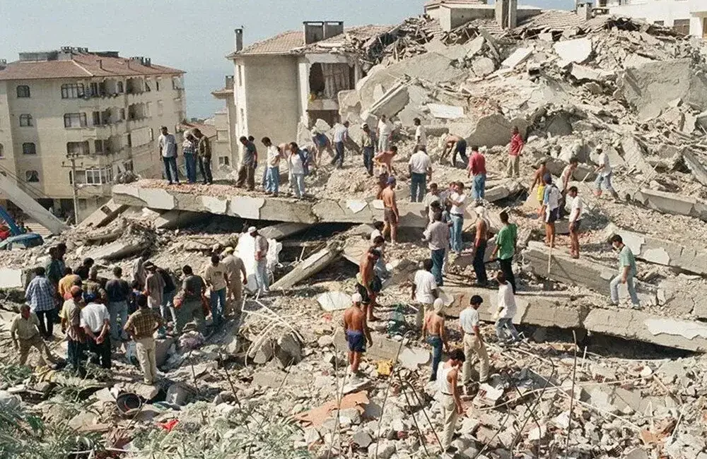 “AFETLERE HAZIRLIKLI VE DİRENÇLİ YERLEŞİMLER KAMUSAL BİR ZORUNLULUK” TMMOB Jeoloji Mühendisleri Odası Mersin İl Temsilciliği, 17 Ağustos 1999
