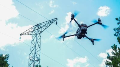 Enerjisa Dağıtım Şirketleri drone teknolojisiyle ormanlık alanlardaki şebekesini izliyor Başkent EDAŞ, AYEDAŞ ve Toroslar EDAŞ; drone destekli denetimler, dijital