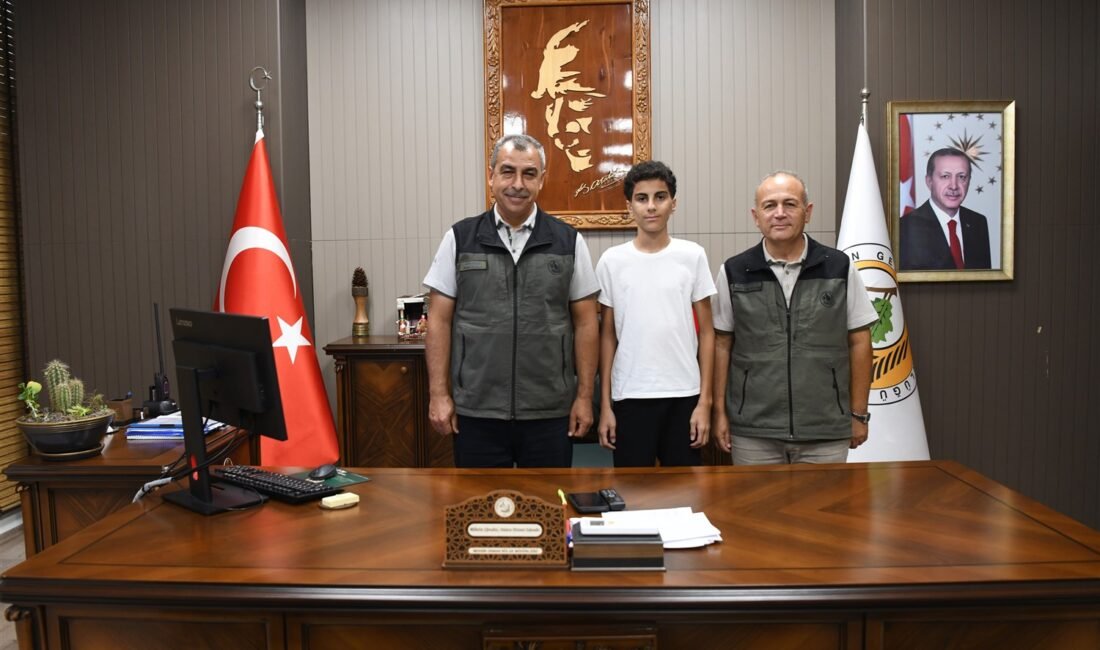 Mersin Orman Spor Kulübünde kaleci olarak görev yapan Deniz Emre