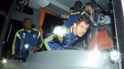 Fenerbahçe Spor Kulübü futbol takımını taşıyan otobüse 4 Nisan 2015 tarihinde