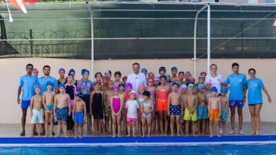 Mezitli Belediyesi, her yaştan vatandaşı sporla buluşturmak amacıyla sürdürdüğü yüzme