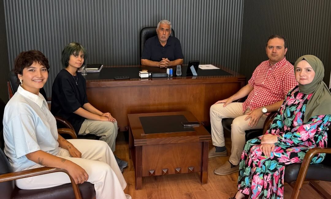 KAYMAKAM FIRAT’TAN SİLİFKE GAZETESİ’NE ZİYARET Silifke Kaymakamı Eyüp Fırat, Silifke Gazetesi’ni ziyaret ederek gazete yönetimiyle