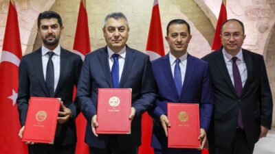 HAYIRSEVERDEN YENİ POLİKLİNİK Mersin Valisi Atilla Toros’un himayelerinde, hayırsever Hakan Alaca ile İl