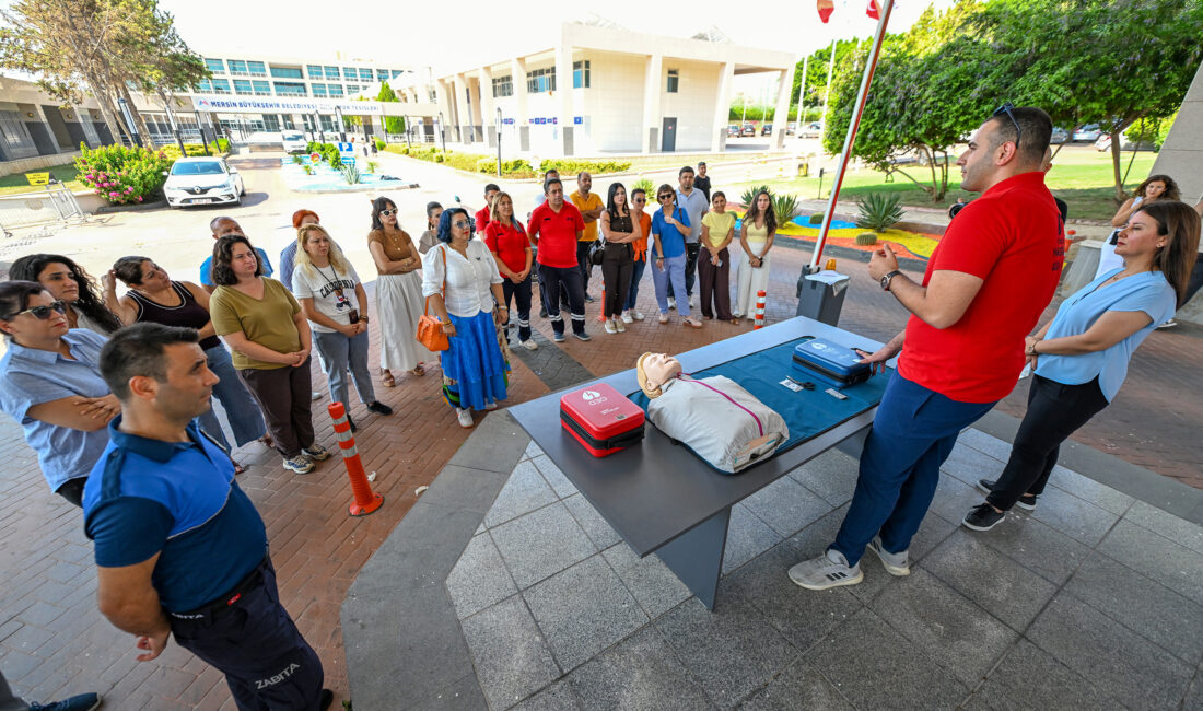 Mersin Büyükşehir’den Hayat Kurtaran OED Cihazı Eğitimi Mersin Büyükşehir Belediyesi Sağlık İşleri Dairesi Başkanlığı koordinesinde; Macit Özcan