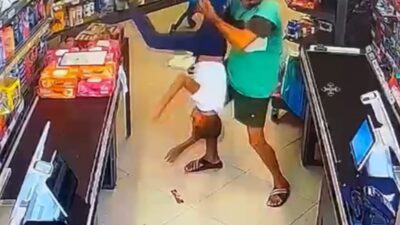 Mersin’de bir markette 11 yaşındaki çocuğu feci şekilde darp eden