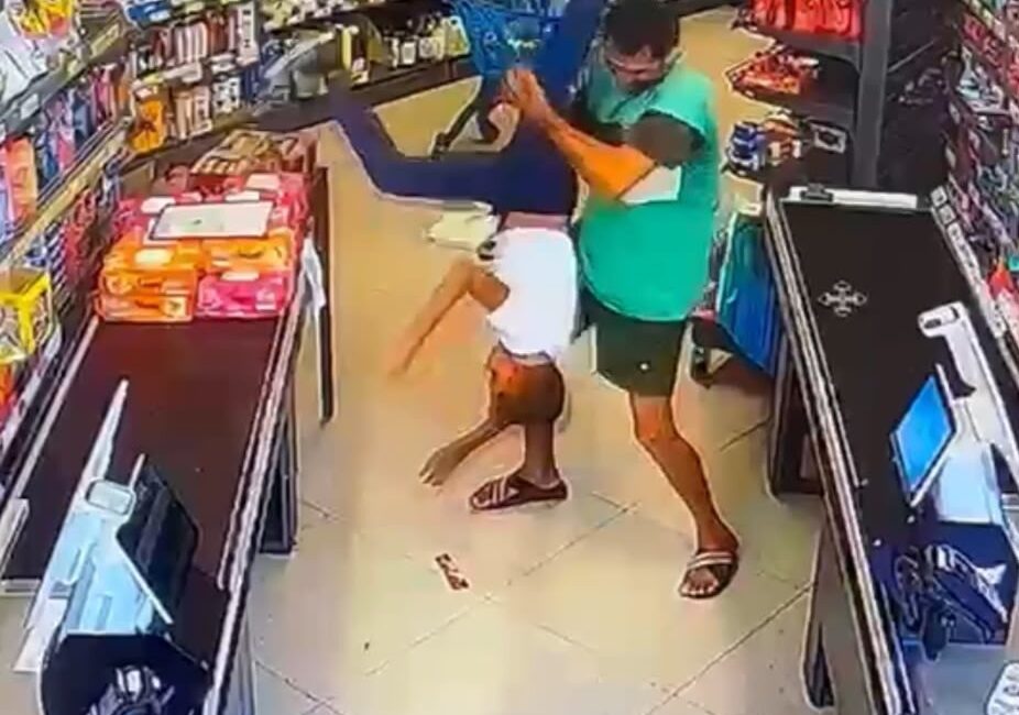 Mersin’de bir markette 11 yaşındaki çocuğu feci şekilde darp eden