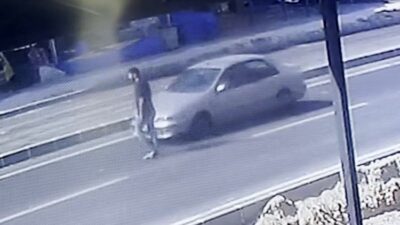 Mersin’de karşıya geçmeye çalışan yayaya otomobil çarptı, kaza anı kameraya