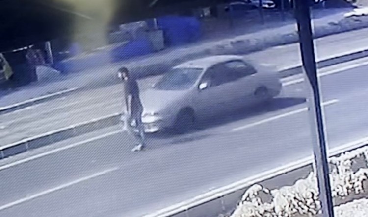 Otomobil yayaya çarptı, kaza anı kameraya yansıdı Mersin’de karşıya geçmeye çalışan yayaya otomobil çarptı, kaza anı kameraya