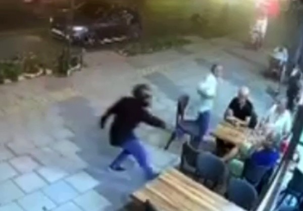Kasklı şüpheli, tantunicide oturan şahsı vurdu Mersin’de kask takarak kaldırımdan yürüyen bir şahıs, tantunicide oturan kişiyi