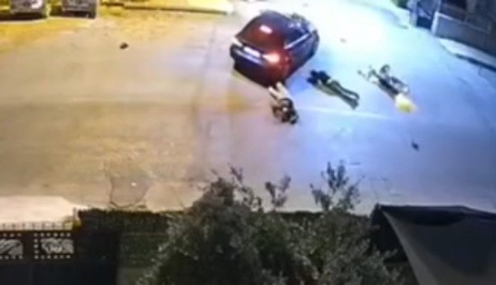 Kan donduran kaza: Çarptığı yaralıları otomobiliyle ezerek kaçtı Mersin’de otomobil ile motosikletin çarpıştığı kazada biri çocuk 3 kişi
