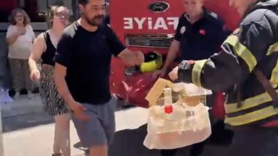 Mersin’de yangında mahsur kalan cennet papağanını itfaiye kurtardı Mersin‘de bir apartman dairesinde çıkan yangın, itfaiye ekiplerinin hızlı müdahalesiyle