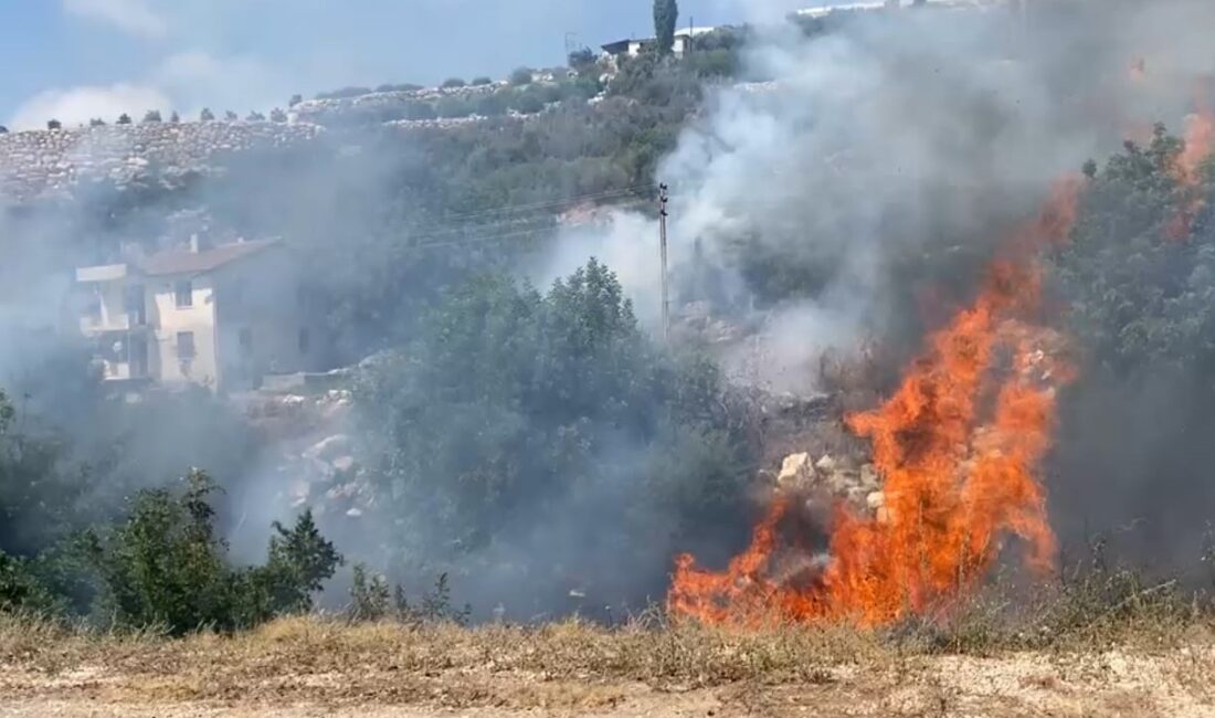 Çalılık alanda başlayan yangın büyümeden söndürüldü Mersin‘in Erdemli ilçesinde çalılık alanda başlayan yangın çevredeki bahçelere sıçramadan