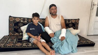 Mersin’de otomobil ile motosikletin çarpışmasının ardından sürücünün yerde yatan yaralıların